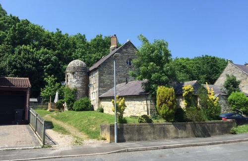 St Leonards-On-Sea Cottage | Cozy accommodation in a Listed building with log burners close to Battle