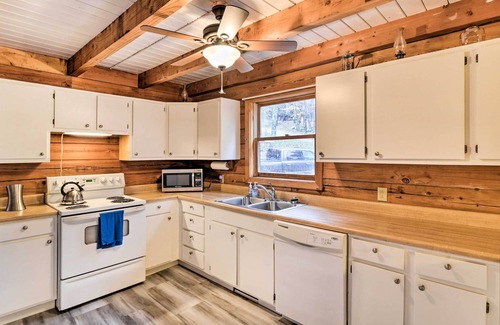Alpine Lake Cabin | Cozy Alpine Lake Cabin w/Pool & Lake Access!