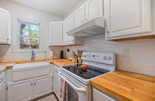 Montgomery House | Cozy and Clean - Best located Old Cloverdale 1BR