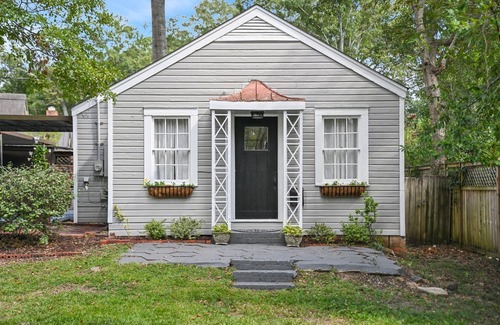 Montgomery House | Cozy and Clean - Best located Old Cloverdale 1BR
