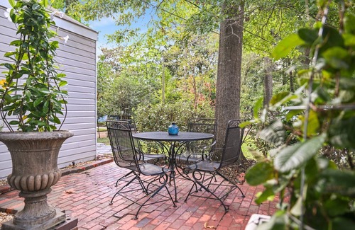 Montgomery House | Cozy and Clean - Best located Old Cloverdale 1BR