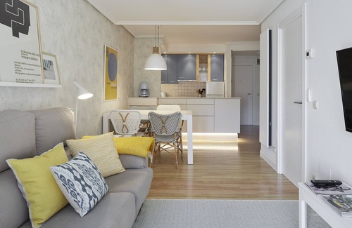Zarautz Apartment | Cozy and comfortable apartment one step from the beach with swimming pool