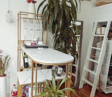 College Park and Old Oak Apartment | Cozy and Cute Studio Apartment with a Loft Bed, 13 mins walk to Westfield White City