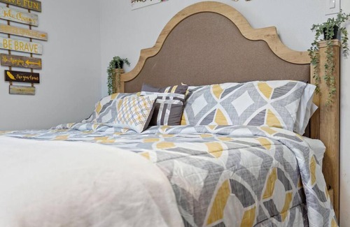 Cedar Crest Apartment | cozy and modern 1BR apartment (15 steps)