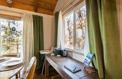 Fox Farm Cabin | Cozy and modern Yena Cabin in Big Bear. Family-Friendly!