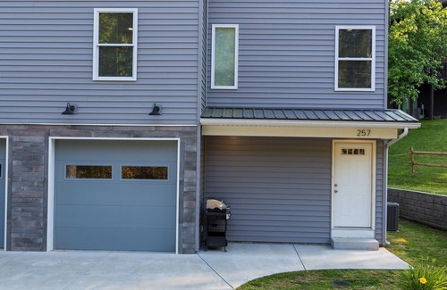 Barboursville House | Cozy and quiet new townhome minutes from the mall exit.