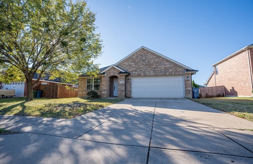 Roanoke House | Cozy and Spacious 4-bedroom house in a small vibrant town.
