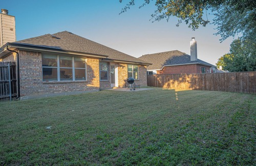 Roanoke House | Cozy and Spacious 4-bedroom house in a small vibrant town.