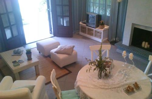 Kriopigi House | Cozy and Stylish Pool House