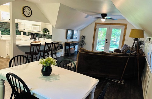 Russellville Apartment | Cozy apartment above a salon. 5 minutes to Mt Nebo