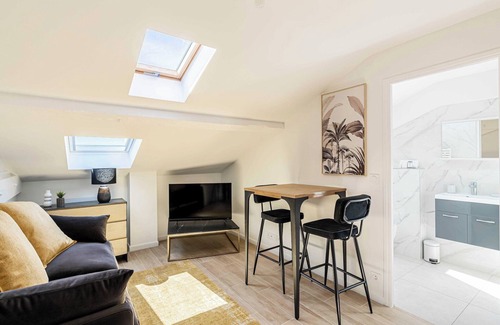Prado - Republique Apartment | Cozy apartment - Bright skylight - Cannes center