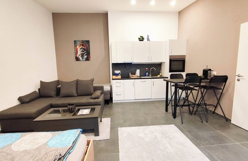Meidling Apartment | Cozy Apartment Central Location with Free Parking