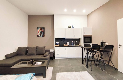 Meidling Apartment | Cozy Apartment Central Location with Free Parking