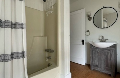 Stonington Apartment | Cozy Apartment. Family Size!