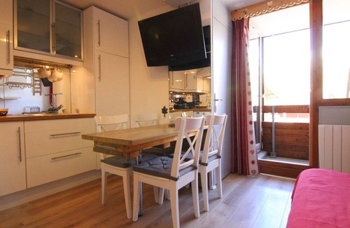 Eclose-Est Apartment | Cozy Apartment for 4/5 with Balcony near Ski Lifts, Shops & Ski School - Alpe d'Huez