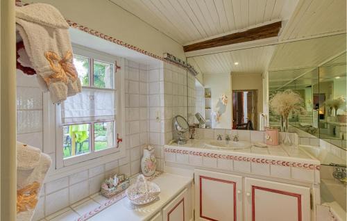 Saint-Jean-du-Bruel Apartment | Cozy Apartment In Saint Jean Du Bruel