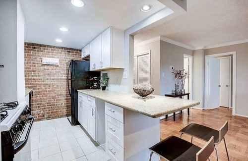 Arlington Apartment | Cozy apartment in charming Arlington with fitness room, AC, WiFi