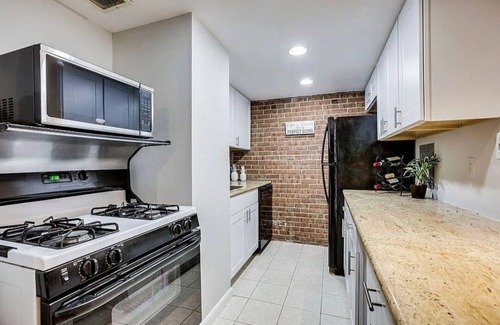 Arlington Apartment | Cozy apartment in charming Arlington with fitness room, AC, WiFi