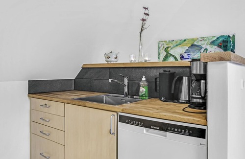 Gudhjem Apartment | Cozy apartment in Gudhjem with kitchen