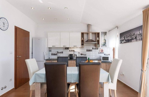 Nova Vas Apartment | Cozy apartment in Porec with WiFi