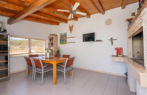 Pucisca Apartment | Cozy apartment in Pucisca with WiFi