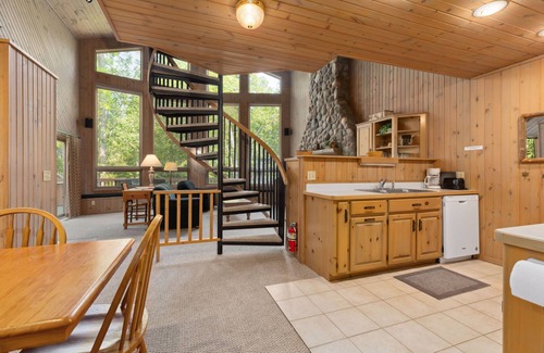 Lake Shore Condo | Cozy Apartment w/Lake Access + Pool & Trails