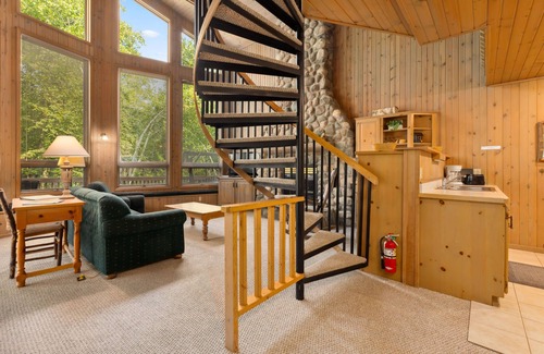 Lake Shore Condo | Cozy Apartment w/Lake Access + Pool & Trails