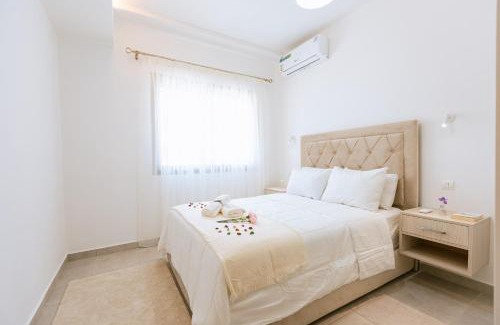 Luxus Apartment | Cozy Apartment With AC & fiber internet