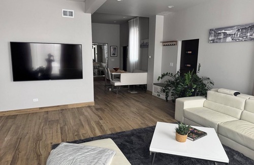 Forest View Apartment | Cozy apartment with all needed in a vibrant area close to cafes and attractions!