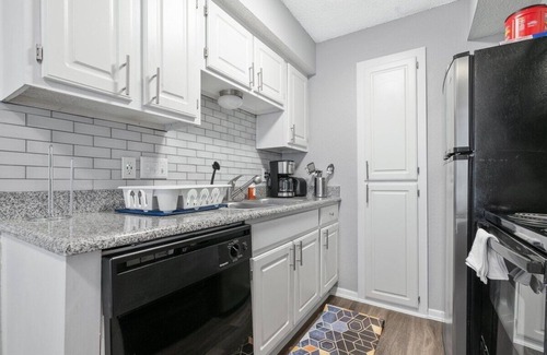 Brentwood Apartment | Cozy Apartment with Pool, BBQ and Central Access