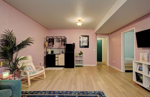 La Grande Apartment | Cozy art filled apartment with private entrance