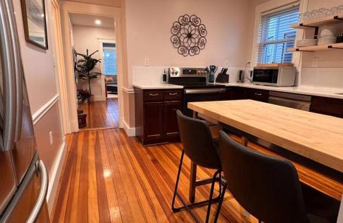 Everett Apartment | Cozy as a Sunday - 2/BR sleep 6