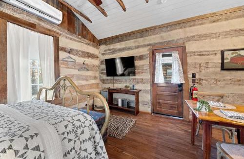 Augusta House | Cozy Augusta Hideaway for 2