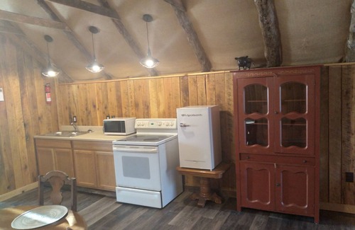 Richwoods House | Cozy Barn loft on an herbal farm, come play in our spring fed creek!
