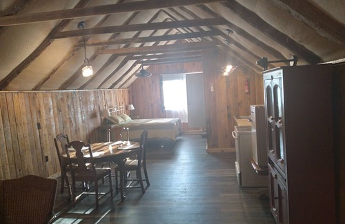 Richwoods House | Cozy Barn loft on an herbal farm, come play in our spring fed creek!
