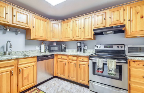Bartlett Condo | Cozy Bartlett Condo w/Deck & Resort Amenities!