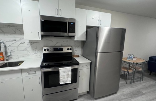 St. James House | Cozy basement suite near Airport