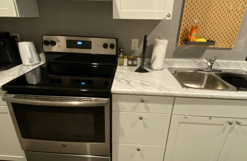 Southwest Edmonton Apartment | Cozy Basement With Seperate Entrance, 1Bed, 1Bath, and 15 minutes to the Airport