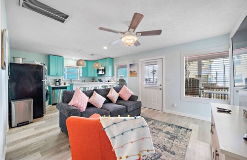 Galveston Cottage | Cozy Beach Cottage w/Fire Pit, Close to the Beach