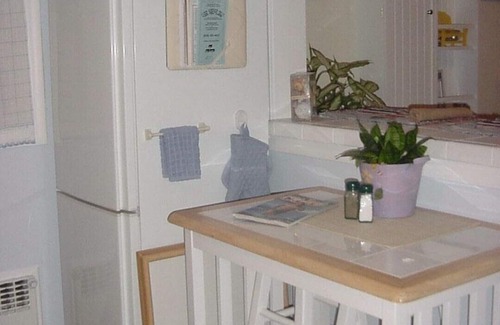 Long Beach Apartment | Cozy Beach Getaway - 1000' from Ocean/Boardwalk; 6 blocks from LIRR