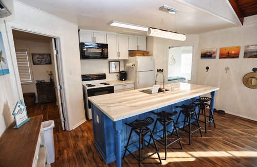 Galveston House | Cozy Beach House- 3 Minute Walk to Sunny Beach