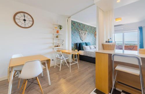 Costa de Caparica Apartment | Cozy beach studio retreat near Lisbon with Sea View