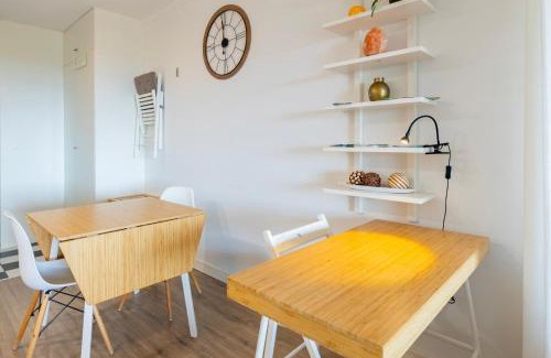 Costa de Caparica Apartment | Cozy beach studio retreat near Lisbon with Sea View