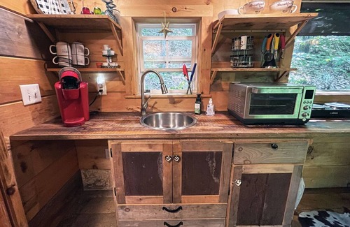 Newport Cabin | Cozy Beavercreek Cabin Retreat – Smoky Mountain Serenity Awaits!