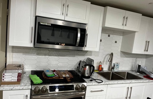 Regina House | Cozy bedroom suit in a bungalow in adorable Regina with WiFi, heating, cooling