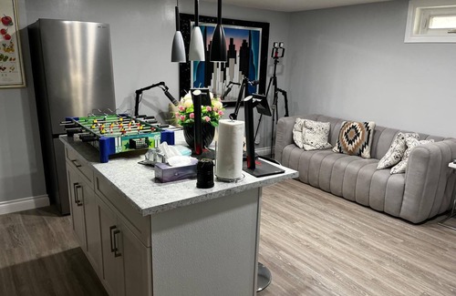 Regina House | Cozy bedroom suit in a bungalow in adorable Regina with WiFi, heating, cooling