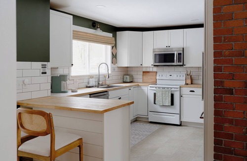 Stevensville Cottage | Cozy Bluebird Cottage with Hot Tub near Lake Michigan in wonderful Stevensville!