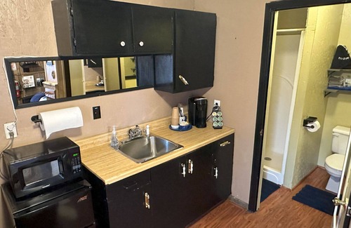 Canton Cottage | Cozy Bluebonnet cottage in fabulous Canton with WiFi, AC