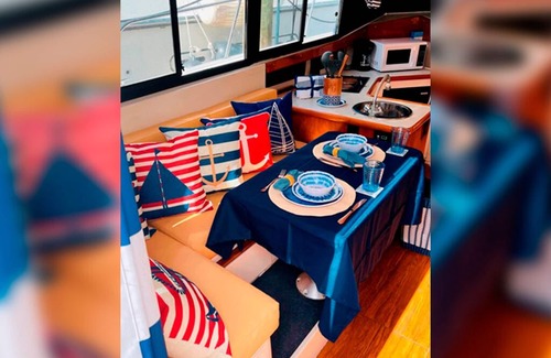 Downtown Fort Lauderdale Boat Rental | Cozy boat right on "Las Olas" 10 min walk to the beach