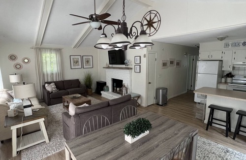 Bonnet Shores House | Cozy Bonnet Beach House- quick walk to the beach!
